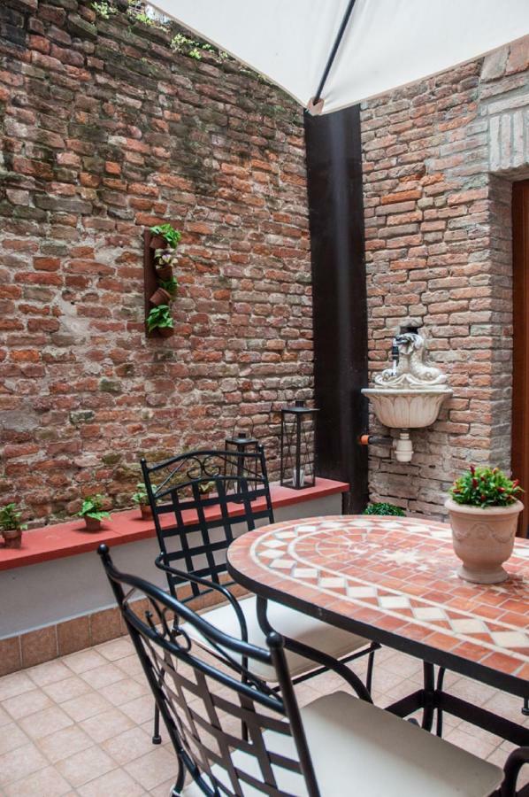 Nell'Antico Ghetto Ebraico Apartment แฟร์รารา ภายนอก รูปภาพ